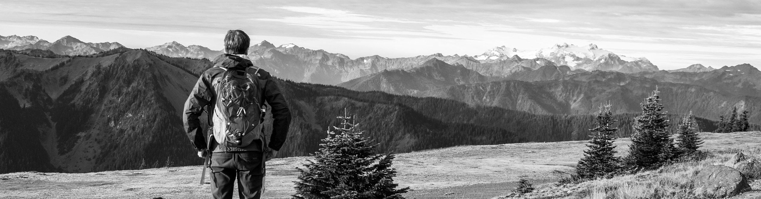 Wanderer genießt Panoramablick Header image