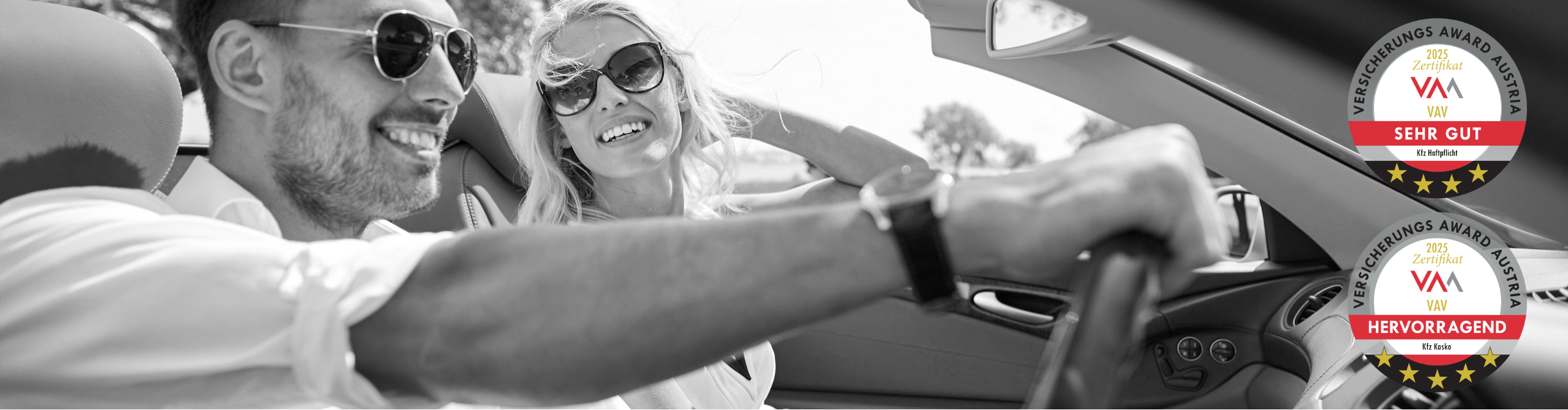 Lächelndes Pärchen im Cabrio