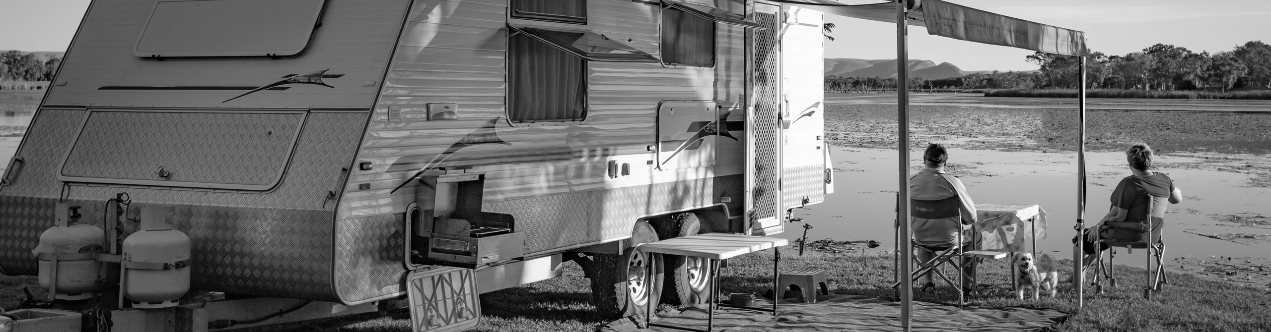 Ein Anhänger auf einem Campingplatz Ein Anhänger auf einem Campingplatz