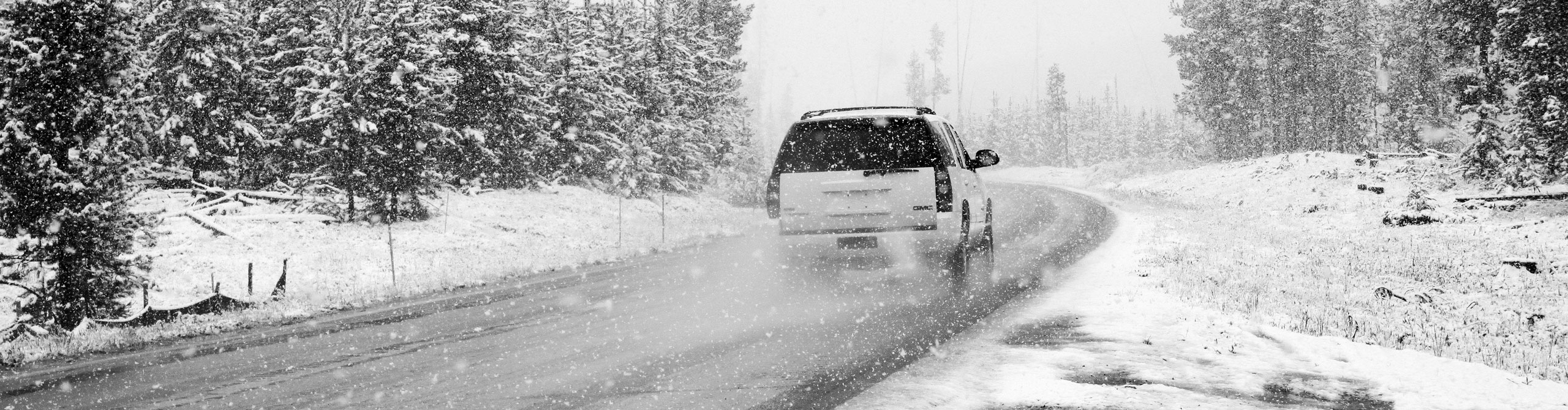 Auto auf verschneiter Straße Header image