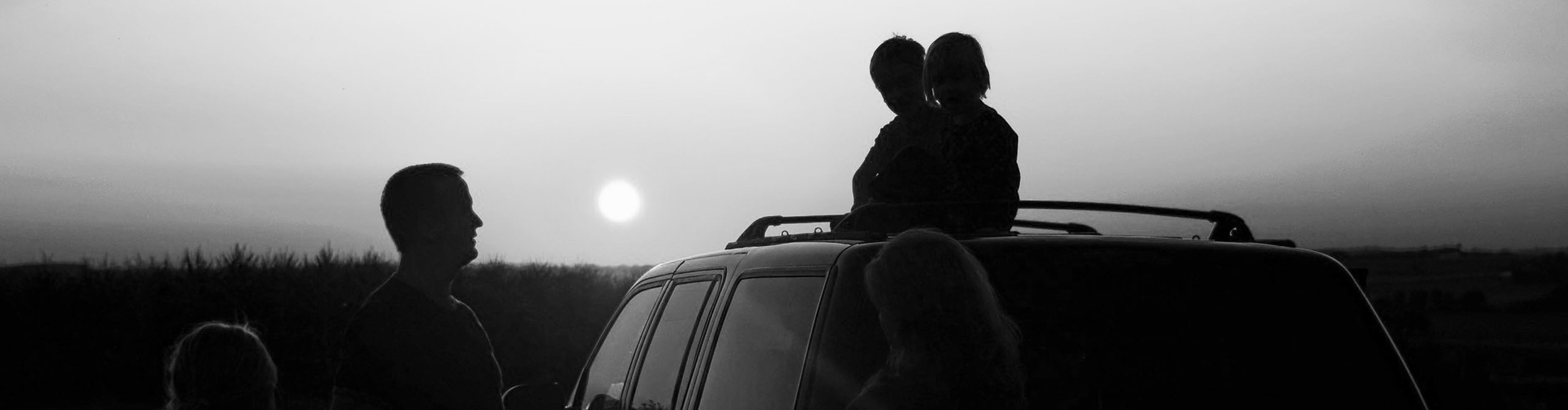 Kinder auf Autodach Header image